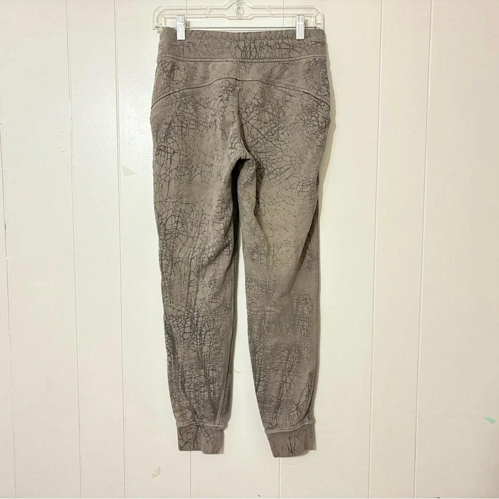 Lululemon Warm Down Joggers Thread Dye Rover Black Size 4 Actiwear, Workout